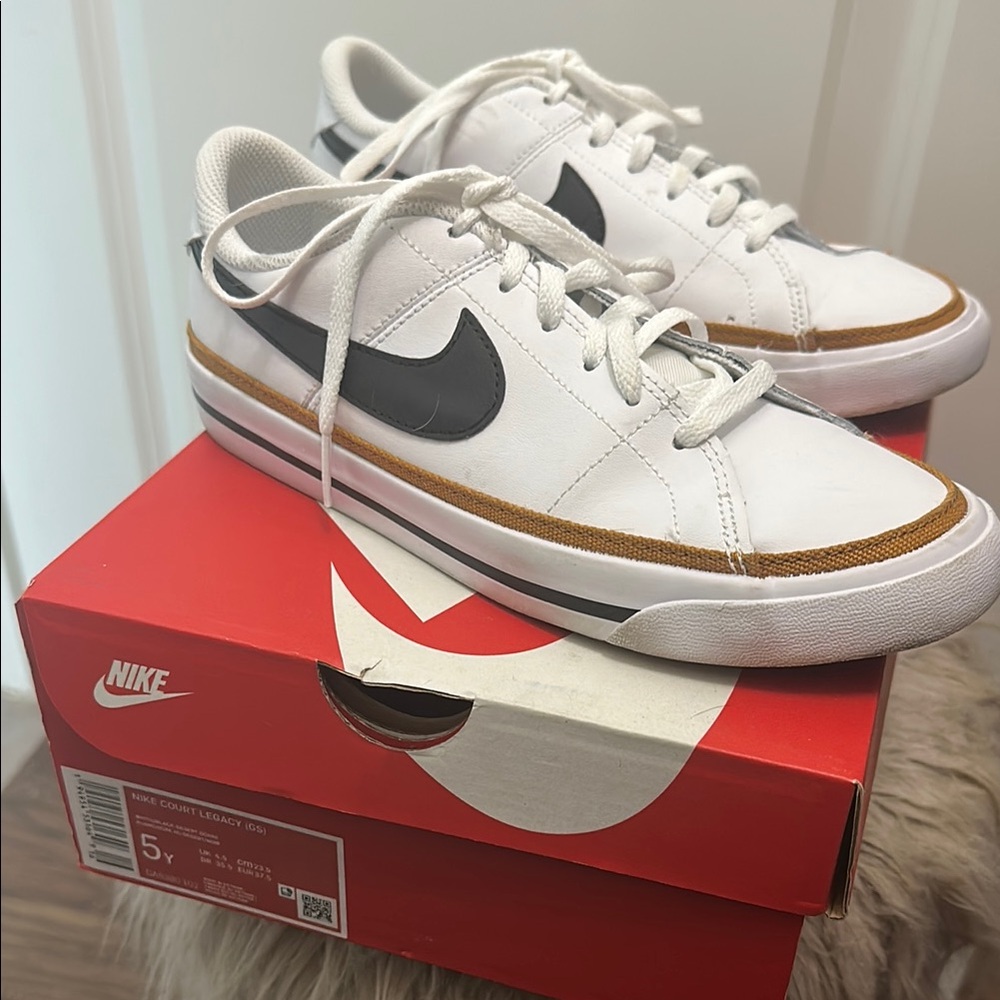 Nike White and Black Sneakers with Classic Low-Top Design